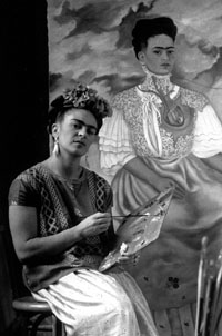 Frida Kahlo devant Les deux Fridas 1939